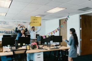 Krótkie życzenia urodzinowe dla kolegi z pracy: 75 pomysłów i gotowych tekstów