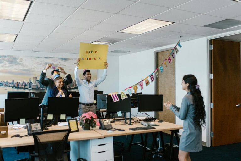 Krótkie życzenia urodzinowe dla kolegi z pracy: 75 pomysłów i gotowych tekstów