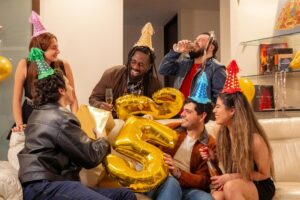 Śmieszne życzenia urodzinowe dla przyjaciela: 75 pomysłów, które naprawdę rozbawią solenizanta