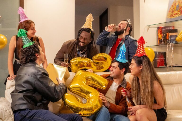 Śmieszne życzenia urodzinowe dla przyjaciela: 75 pomysłów, które naprawdę rozbawią solenizanta