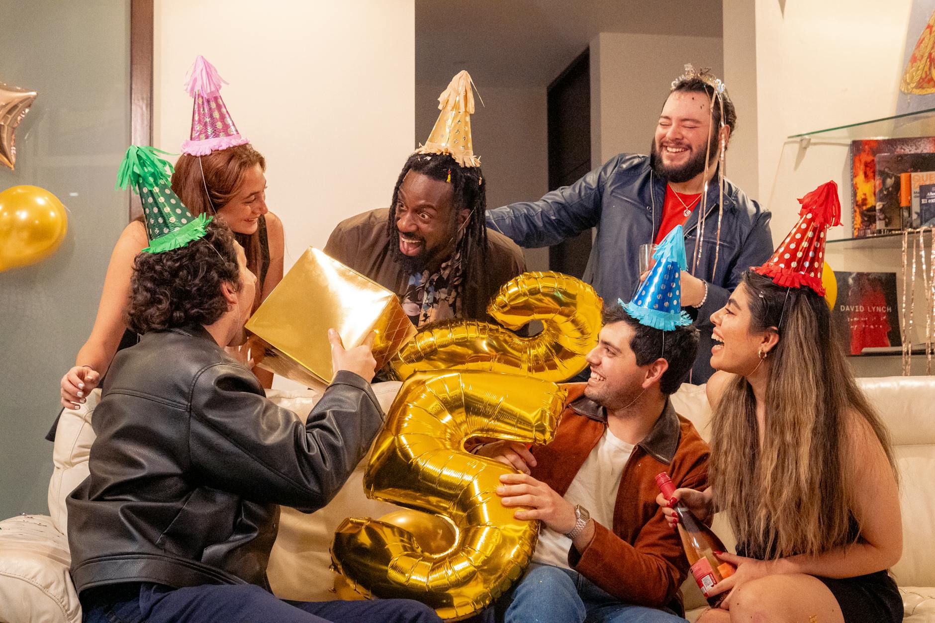 Jak wybrać śmieszne życzenia urodzinowe dla przyjaciela, żeby były zabawne, a nie niezręczne