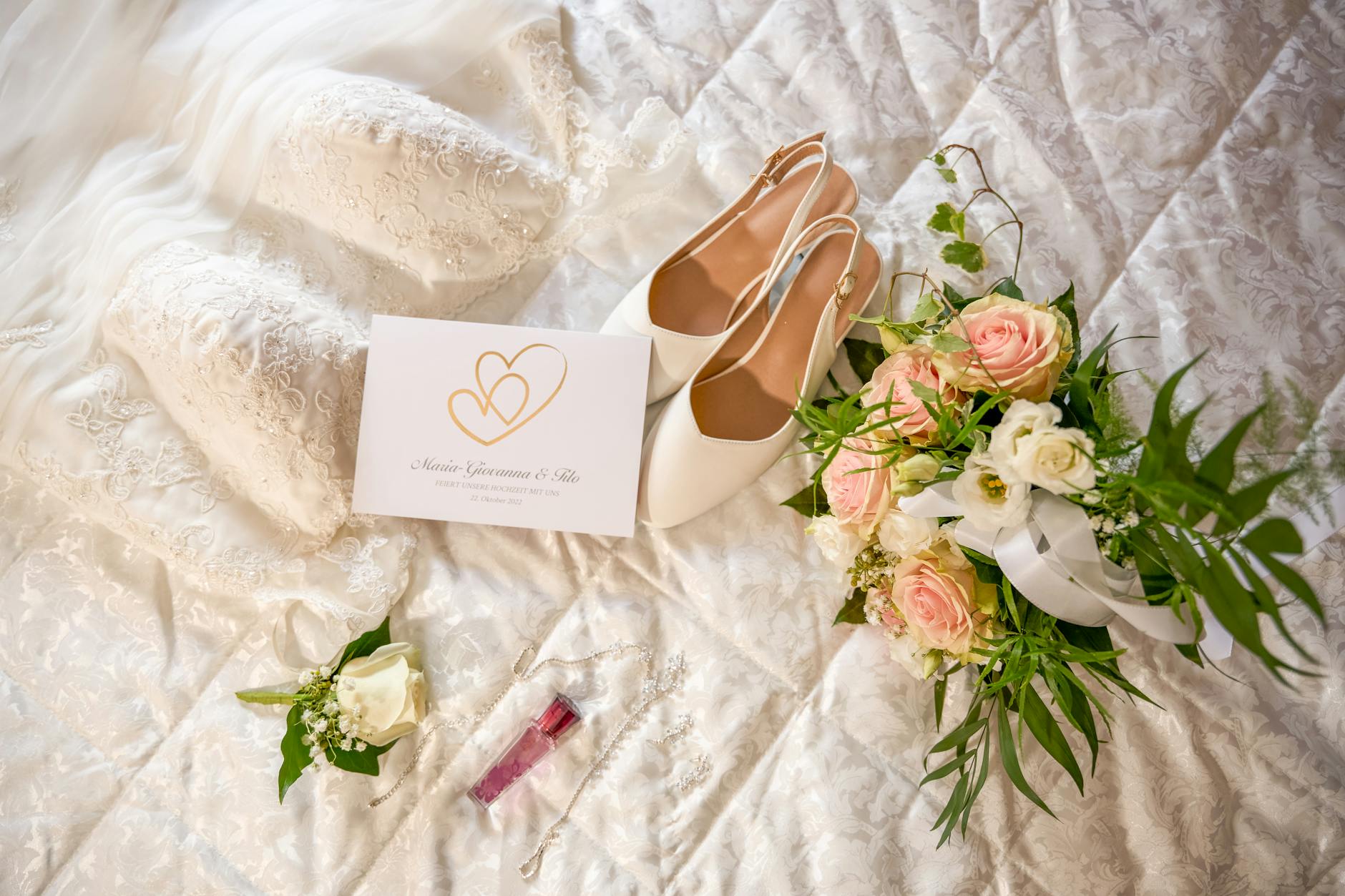 Gotowe życzenia ślubne od rodziców dla młodych – przykłady na różne okazje