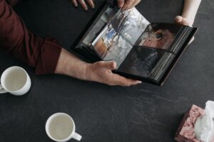 Jak zrobić wirtualny album z urodzin i zamienić zdjęcia oraz życzenia w piękną pamiątkę