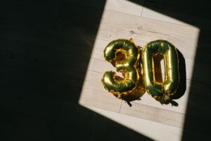 Pamiątka z 30 urodzin dla solenizanta: 7 pomysłów, które naprawdę zostają na lata