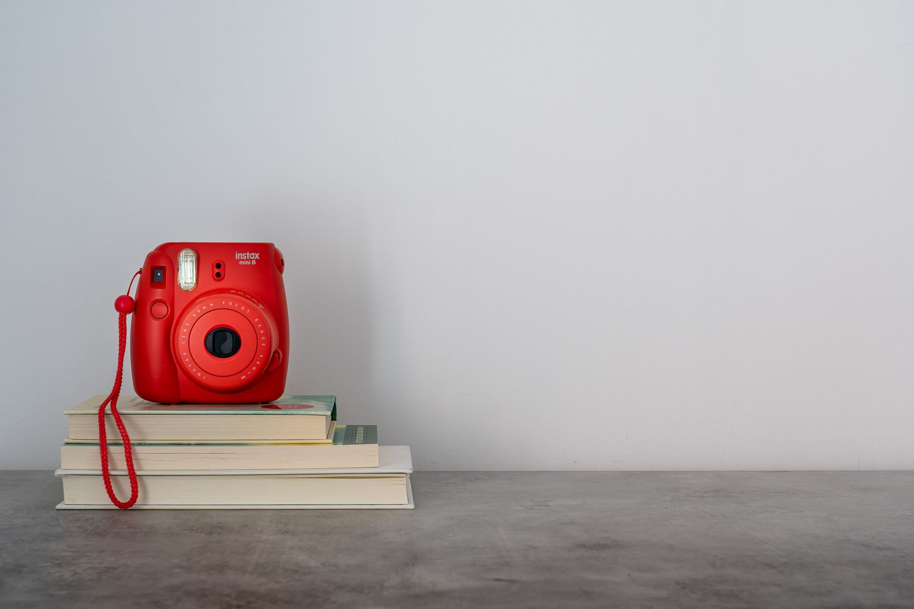 Dlaczego tradycyjna księga gości i Instax często przegrywają z cyfrową pamiątką