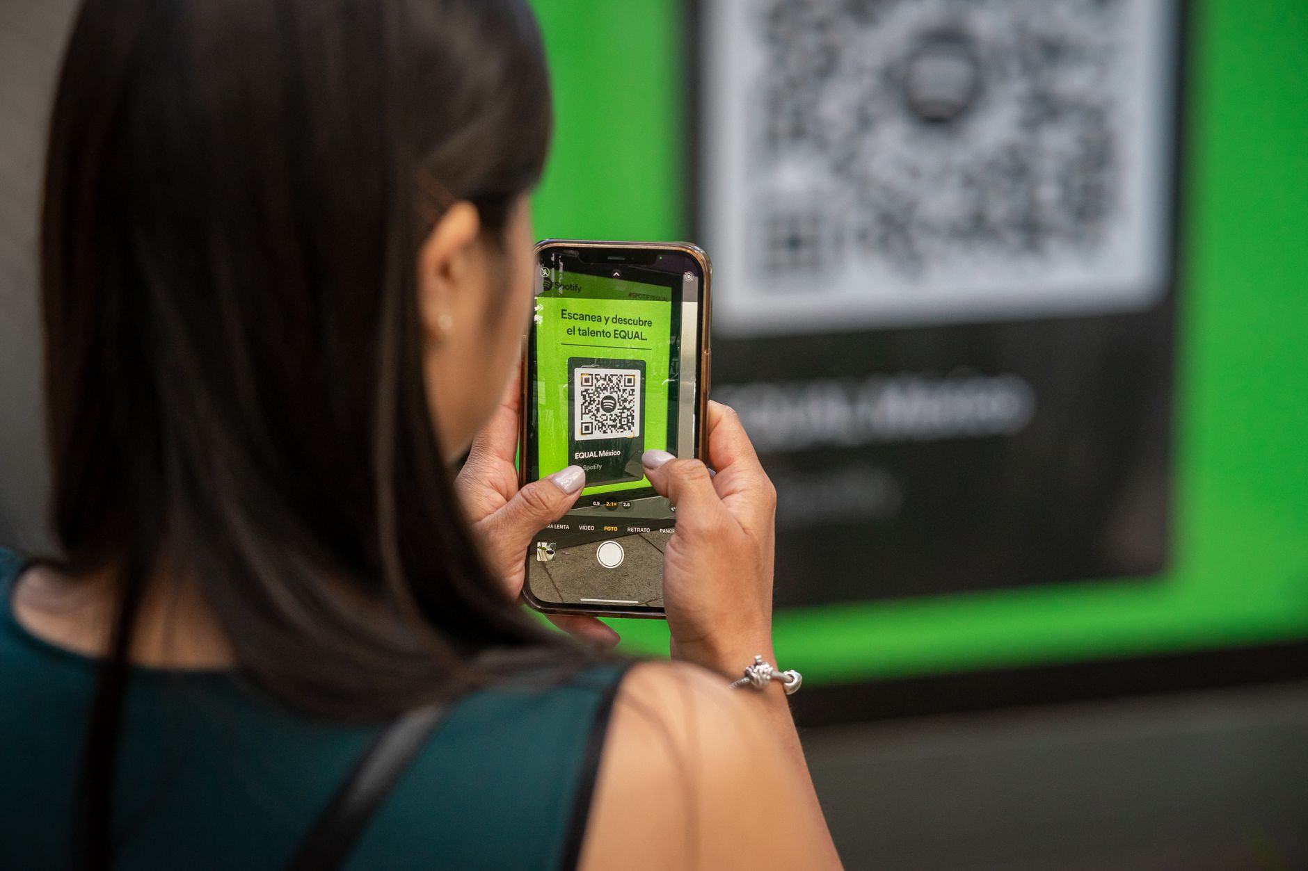 Jak przygotować kod QR, aby każdy gość mógł go łatwo zeskanować?