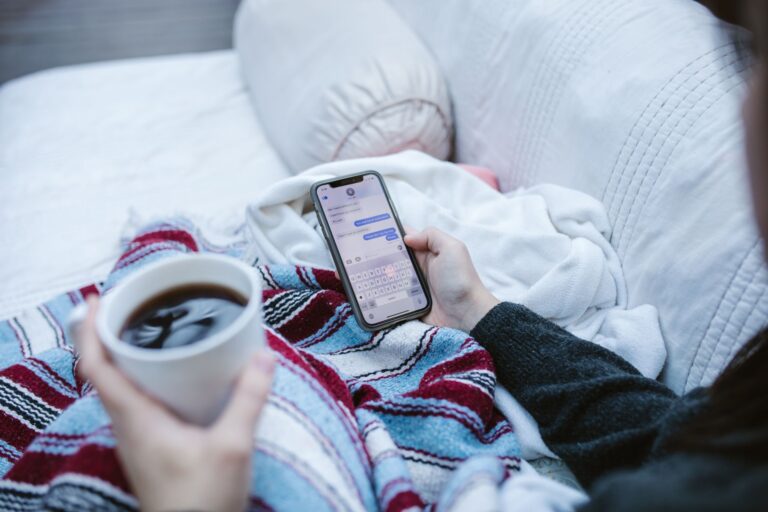 Życzenia ślubne do wiadomości WhatsApp: gotowe teksty i pomysły na osobistą wiadomość